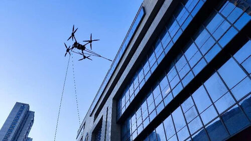 najświeższe informacje o firmie Pierwszy rok czyszczenia budynków dronami: MYUAV FC30X czyszczący dron