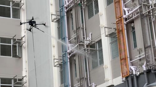 najświeższe informacje o firmie Pożegnaj się z przygodami na dużych wysokościach! Dron MYUAV M400X z podwójną linką sprawia, że testy natrysku wody na ścianach zewnętrznych są bezpieczniejsze i bardziej precyzyjne.