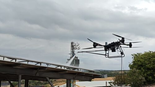 najświeższe informacje o firmie Podwójny dron sprzątający na dużej wysokości MYUAV FC30 na uwięzi kończy projekt czyszczenia paneli fotowoltaicznych na Bliskim Wschodzie